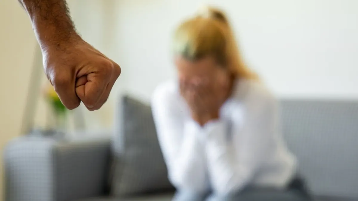 HOW TO DEAL WITH A BOSSY DON